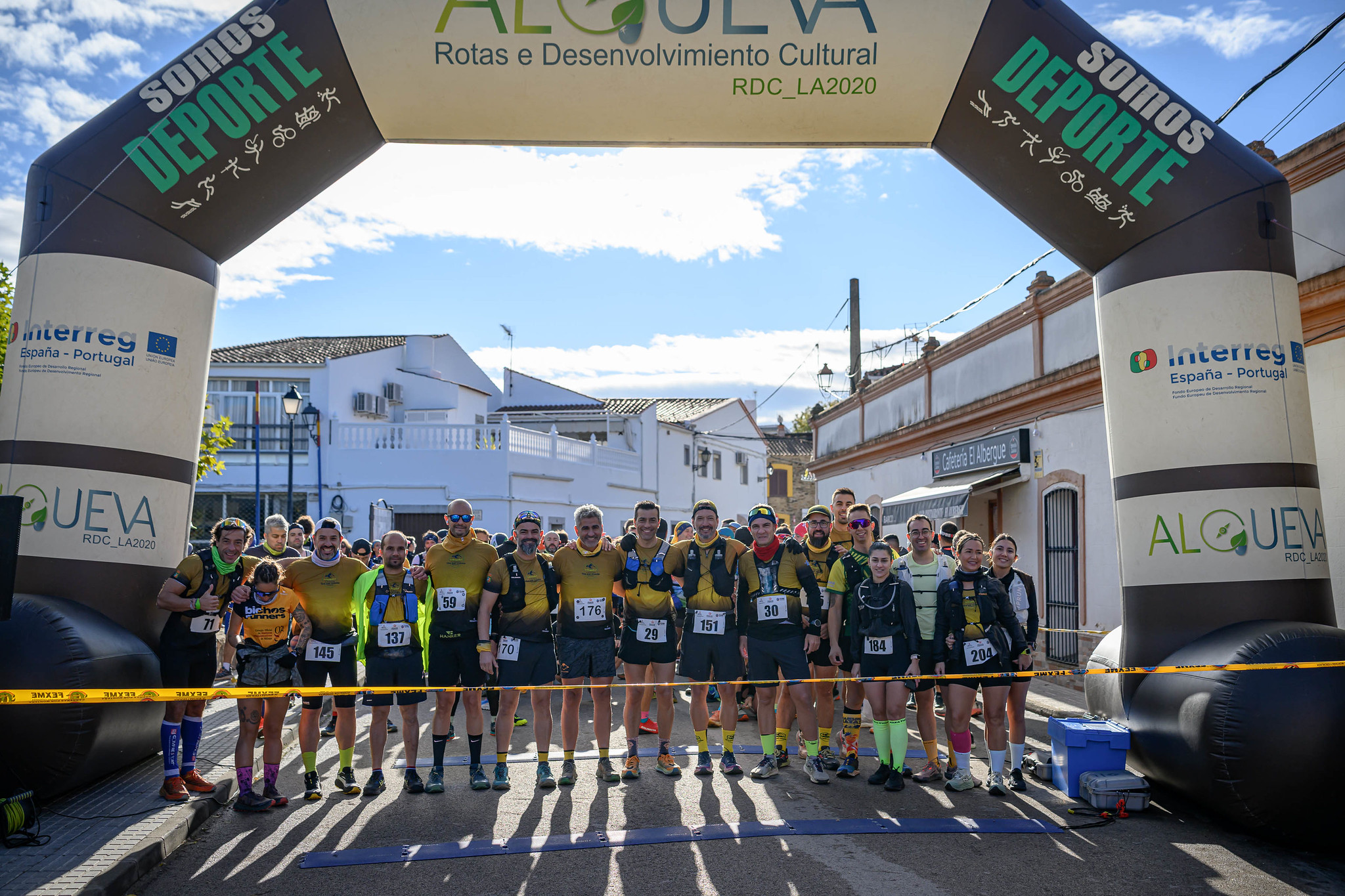 Salida de la carrera en la plaza del pueblo